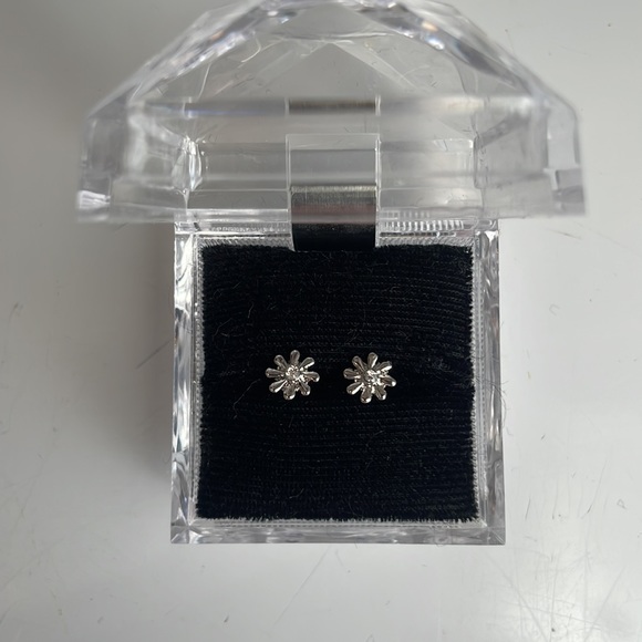 Flower earrings silver toned small dainty brand new - Picture 2 of 6